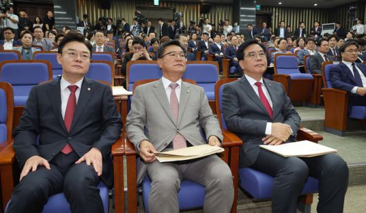 국민의힘 원내대표 선거에 출마한 김성원(왼쪽부터), 이헌승, 송언석 후보가 16일 서울 여의도 국회에서 열린 원내대표 선출 선거 의원총회에 참석해 있다. [사진 출처 = 연합뉴스]