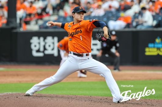 문동주가 15일 대전 LG전에서 공을 뿌리고 있다. 사진=한화 제공