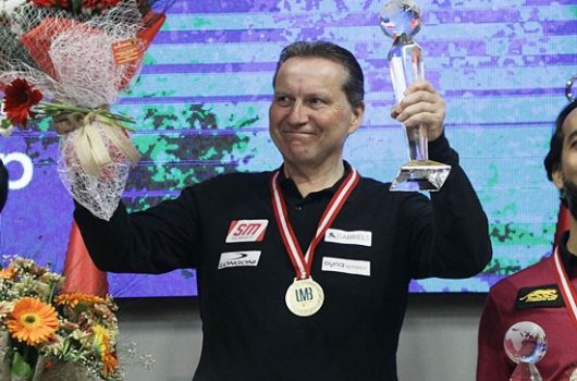 멕스가 자신의 14번째 3쿠션월드컵 우승 트로피를 들어올리며 포즈를 취하고 있다. (사진=SOOP)