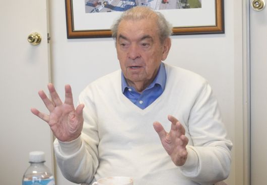 딕 호난 마닐드라그룹 회장이 회사 미래에 대해 설명하고 있다. 현재 86세임에도 현역으로 일하고 있는 그는 1952년 마닐드라그룹이 설립될 때부터 부친을 도와 일을 시작했다.