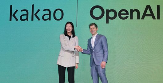 샘 올트먼 오픈AI CEO가 서울 중구 더 플라자 호텔에서 열린 카카오와의 전략적 제휴 관련 기자간담회에서 정신아 카카오 대표와 만났다.