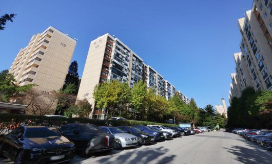 서울 강남구 압구정 2구역에 속하는 신현대아파트 전경. 매경DB