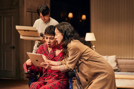 연극 ‘킬 미 나우’에서 조이에게 고모 트와일라가 태블릿 피씨를 선물하는 장면. 연극열전