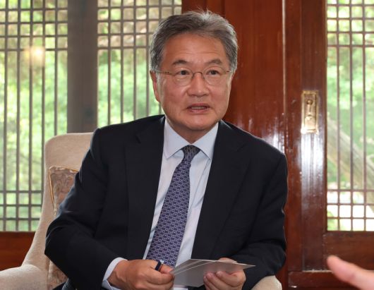 조셉 윤 주한미국대사대리가 17일 서울 중구의 대사관저(하비브하우스)에서 매일경제와 인터뷰하고 있다. [한주형 기자]