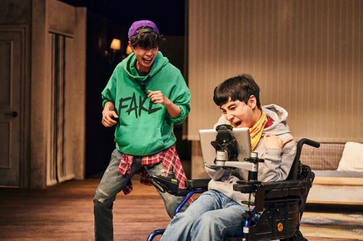 연극 ‘킬 미 나우’에서 지체장애인 조이와 도우미 라우디가 장난을 치는 장면. 연극열전