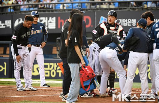 에르난데스가 박건우에게 사과하고 있다. 사진(잠실 서울)=천정환 기자