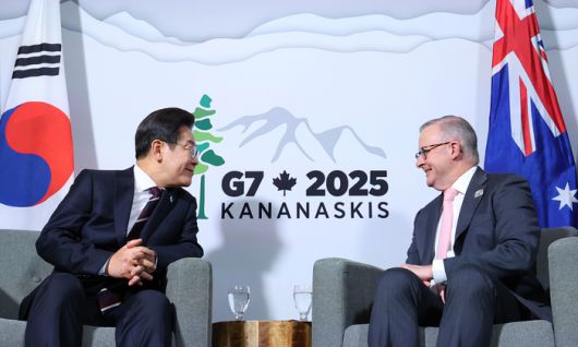 51차 주요 7개국(G7) 정상회의에 참석한 앤서니 앨버니지 호주 총리가 16일(현지시간) 캐나다 앨버타주 캘거리의 한 호텔에서 이재명 대통령과 한·호주 정상회담을 하며 발언하고 있다. [사진 = 연합뉴스]