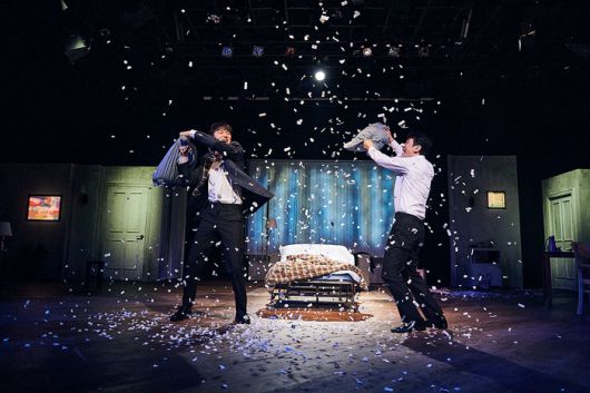 연극 ‘킬 미 나우’에서 장애가 없는 조이와 아프지 않은 제이크가 베개 싸움을 하는 상상 장면. 연극열전