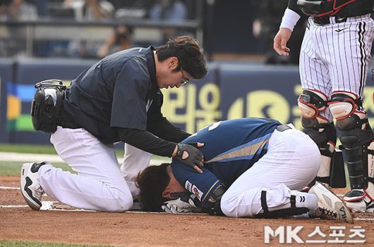 박건우가 17일 잠실 LG전에서 헤드샷 사구를 당한 뒤 고통을 호소하고 있다. 사진(잠실 서울)=천정환 기자