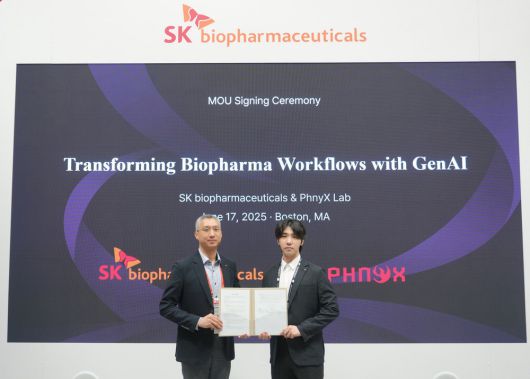 17일(현지시간) '바이오USA 2025' SK바이오팜 전시 부스에서 유창호 SK바이오팜 전략부문장(왼쪽)과 배민석 피닉스랩 대표가 기념촬영을 하고 있다.  SK바이오팜