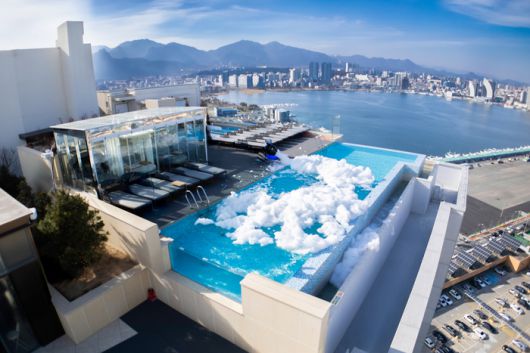 홈 마리나 속초의 시그니처 시설인 루프탑 인피니티 풀.