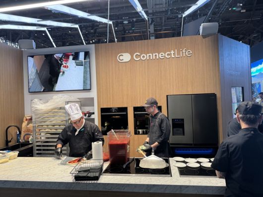 세계 최대 IT·가전 전시회 ‘CES 2025’가 개최된 미국 라스베이거스 컨벤션센터의 중국 하이센스 부스에서 요리사들이 주방 가전 홍보를 위한 피자를 만들고 있다. [연합뉴스]