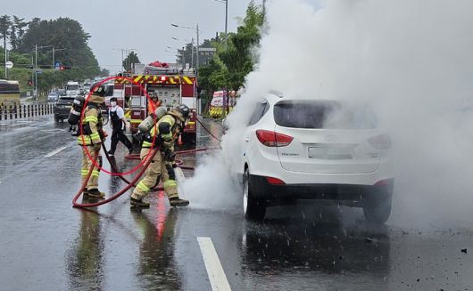사진에서 빨간 원 부분의 남성이 소화기 들고 나타나 초기 화재 진압을 한 카페 직원이다.[사진 = 제주도소방안전본부]