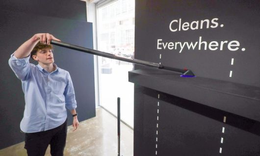 다이슨의 ‘펜슬백’ 무선청소기 신제품 공개 행사 모습. [사진출처= 뉴스1]