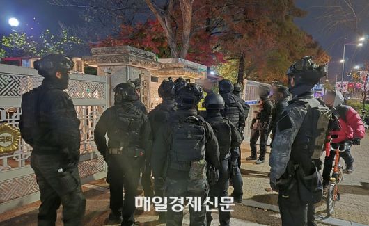 지난해 12월 4일 0시 30분께 국회 정문 인근에서 특수부대원들이 경찰 관계자의 브리핑을 듣고 있는 모습. [이상현 기자]