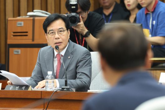 송언석 국민의힘 원내대표가 19일 국회 정보위원회에서 열린 이종석 국가정보원장 후보자에 대한 인사청문회에서 질문하고 있다. [사진 출처 = 연합뉴스]