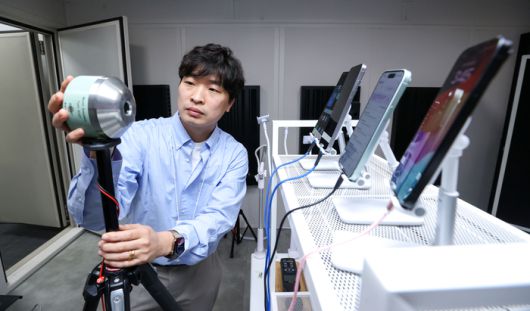 LG유플러스 서울 마곡 사옥에 위치한 AI 음성인식 시험실 모습.  시연을 맡은 문유석 LG유플러스 익시오 서비스 QA 테스크 포스(TF) 책임이 관련 설비를 들여다 보고 있다. <사진=LG유플러스>