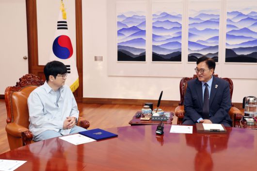 우원식 국회의장이 지난 12일 서울 여의도 국회에서 탁현민 전 청와대 의전비서관을 국회의장 행사기획자문관으로 위촉, 환담하고 있다. [사진 출처 = 국회의장실]