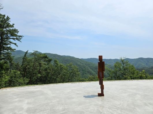 뮤지엄 산의 안토니 곰리 상설 전시관 ‘GROUND(그라운드)’ 외부 공간에 설치된 인체 조각 연작 ‘Block Works’. 산을 바라보듯 서 있는 모습이다. 원주 송경은 기자