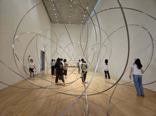 안토니 곰리의 공간 설치작 ‘Orbit Field Ⅱ’. 나선형으로 얽히고 섥힌 수십 개의 스틸 원형 구조물 사이를 관객이 지나가면서 상호작용하도록 구성됐는데, 휠체어나 유모차도 지나갈 수 있는 경로를 만들어놨다. 원주 송경은 기자
