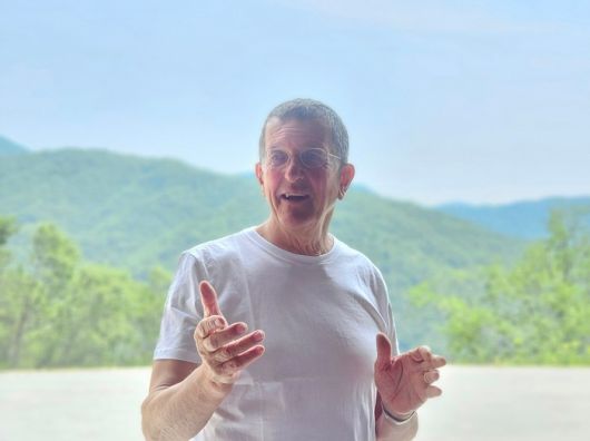 안토니 곰리가 뮤지엄 산의 상설 전시관 ‘GROUND(그라운드)’에 대해 설명하고 있다. 원주 송경은 기자