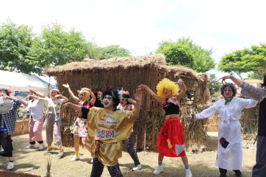 춤을 추는 금왕읍 주민들 / 사진= 문서연 여행+ 기자