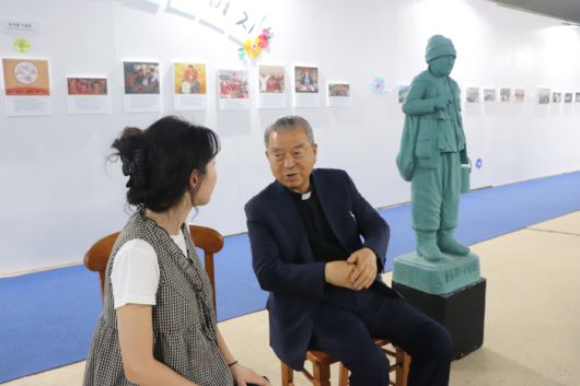 최귀동 기념관에서 기념촬영을 하는 오웅진 신부 /사진= 김지은 여행+ 기자