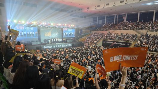 18일(현지시간) 베트남 호찌민시 탄빈체육관에서 열린 리그오브레전드(LoL) 게임단의 팬미팅 행사에 참석한 팬들이 열광하고 있다. [사진 = 연합뉴스]