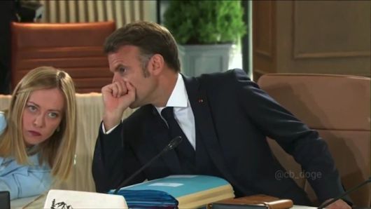 조르자 멜로니 이탈리아 총리에 귓속말하는 에마뉘엘 마크롱 프랑스 대통령. [사진 = 엑스(X·옛 트위터) 캡처]