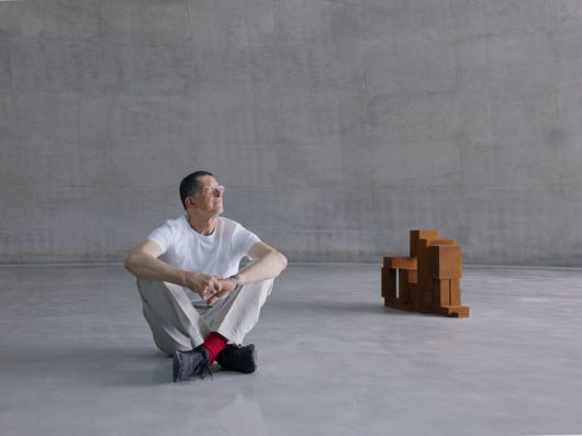 안토니 곰리가 뮤지엄 산에 새롭게 개관하는 자신의 상설 전시관 ‘GROUND(그라운드)’ 돔 공간에 인체 조각들과 함께 앉아 있는 모습. 뮤지엄산