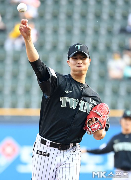 17일 잠실 NC전에서 시구하고 있는 이정용. 사진(잠실 서울)=천정환 기자