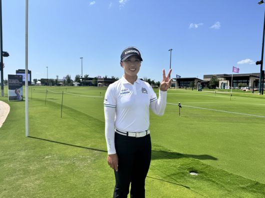 양희영이 KPMG 위민스 PGA 챔피언십 2연패에 성공하겠다는 의지를 담아 손가락 두 개를 펼쳐 보이고 있다. 본인 제공