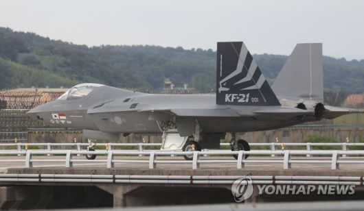 태극기와 인도네시아 국기가 그려진 한국형 전투기 KF-21. [연합뉴스]