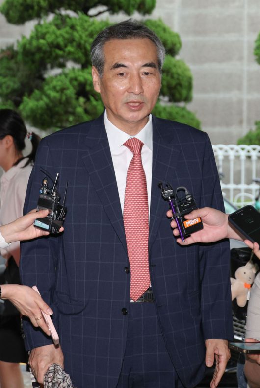 윤석열 전 대통령 부인 김건희 여사 관련 의혹을 수사하는 민중기 특별검사가 20일 서울 서초구 서초동에 마련된 임시 사무실로 출근하며 취재진의 질문을 받고 있다. [사진 = 연합뉴스]