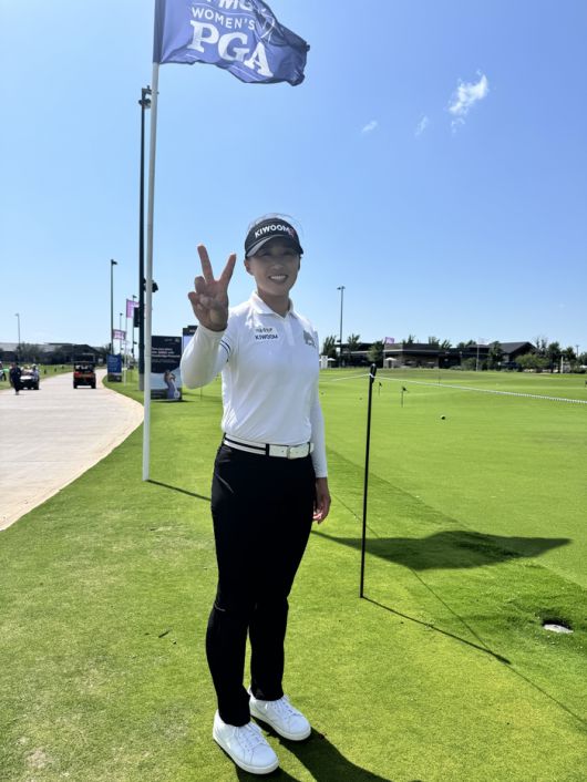 양희영이 KPMG 위민스 PGA 챔피언십 2연패에 성공하겠다는 의지를 담아 손가락 두 개를 펼쳐 보이고 있다. 본인 제공