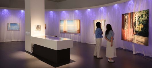 서울 여의도 더현대 서울 ALT.1에서 열리고 있는 앨리스 달튼 브라운의 대규모 회고전 전경. 작품 속 커튼을 전시장으로 끌어들인 연출이 돋보인다.  한주형 기자