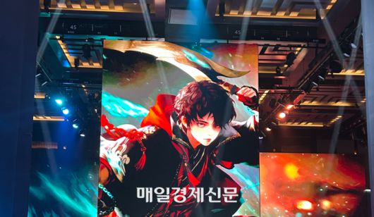 ‘로스트아크 모바일’ 대형 미디어아트 전시물. [사진 = 안선제 기자]