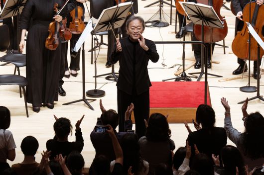 20일 열린 부산콘서트홀 개관 기념 공연에서 관객 기립박수에 화답하는 정명훈 부산콘서트홀 초대 예술감독. 사진제공=클래식부산