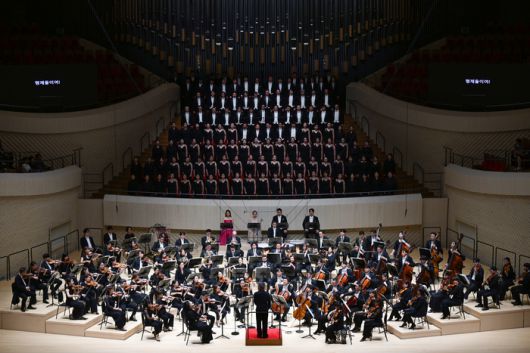 20일 부산콘서트홀 개관 기념 공연 ‘하나를 위한 노래’에서 정명훈 지휘로 선보인 베토벤 교향곡 9번 ‘합창’ 연주. 사진제공=클래식부산