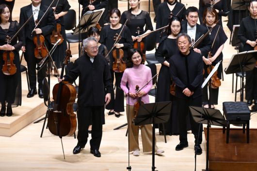 20일 부산콘서트홀 개관 기념 공연에서 베토벤 삼중 협주곡 Op.56을 연주한 아시아필하모닉오케스트라와 중국 첼리스트 지안 왕, 일본 바이올리니스트 사야카 쇼지, 피아노와 지휘를 겸한 정명훈 예술감독(오른쪽부터). 사진제공=클래식부산