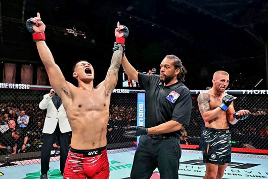 제41회 국제삼보연맹 세계선수권대회 컴뱃 부문 금메달리스트 고석현이 2025년 6월 아제르바이잔 바쿠 크리스털 홀 UFC on ABC 8 제6경기 승리 선언을 받고 있다. 오른쪽은 패배를 인정하는 Contender Series 시즌7 출신 오반 엘리엇. 사진=TKO