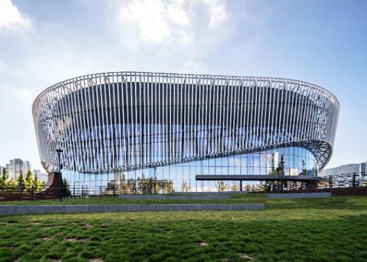 부산진구 부산시민공원 내 위치한 부산콘서트홀 전경. 지형의 에너지를 파도치는 물결, 무대 위 커튼콜로 형상화해 디자인 됐다. 사진제공=클래식부산