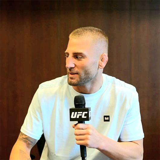 Contender Series 시즌7 출신 오반 엘리엇이 2025년 6월 아제르바이잔 바쿠 UFC on ABC 8 파이트 위크 인터뷰를 하고 있다. 사진=TKO