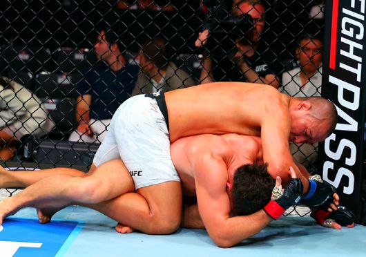 박준용이 2025년 6월 아제르바이잔 바쿠 크리스털 홀 UFC on ABC 8 제5경기 그라운드 상황에서 이스마일 나우르디예프를 팔꿈치로 때리고 있다. 사진=TKO