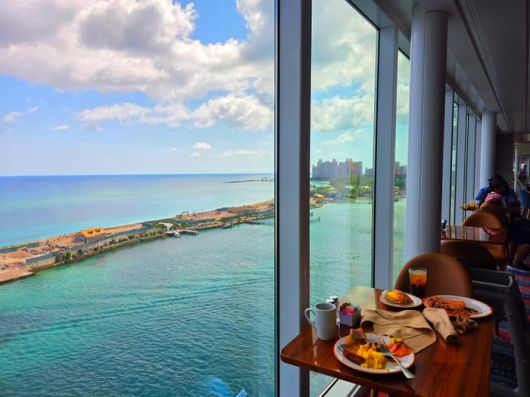 바다를 바라보며 식사할 수 있는 크루즈 뷔페 식당 / 사진=김혜성 여행+ 기자