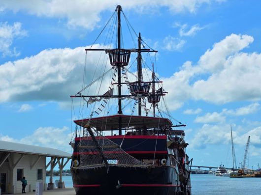 바하마  나소항구에 해적선 같은 느낌의 배가 정박해 있다 / 사진=김혜성 여행+ 기자