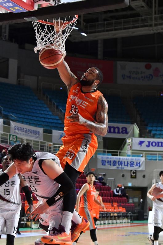 광둥은 현재 베테랑 외국선수 중 한 명인 트로이 길렌워터와의 재계약을 진행 중이다. 제3의 외국선수로 함께하기에 부족함이 없다는 평가다. 사진=KBL 제공