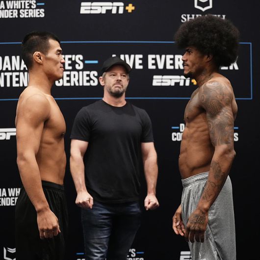 제41회 국제삼보연맹 세계선수권대회 컴뱃 금메달리스트 고석현이 2024년 9월 데이나 화이트 UFC 회장 겸 CEO 주최 유망주 선발대회 Contender Series 시즌8 4주차 메인이벤트 웰터급 계체 통과 후 이고르 파블루 다시우바 카바우칸치와 마주 보고 있다. 사진=TKO