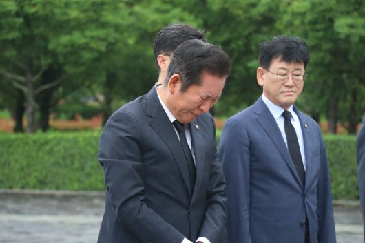 정청래 더불어민주당 의원이 지난 21일 경남 김해 봉하마을을 찾아 노무현 전 대통령 묘소를 참배하며 눈물을 흘리고 있다.  정청래 의원실