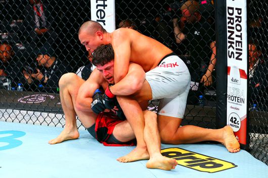 박준용이 2025년 6월 아제르바이잔 바쿠 크리스털 홀 UFC on ABC 8 제5경기 찢어진 눈 위에서 피가 나오는데도 이스마일 나우르디예프를 그래플링으로 몰아붙이고 있다. 사진=TKO